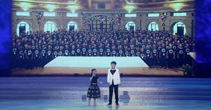 Due bambini arrivano sul palco e sbalordiscono gli spettatori  con la loro potente interpretazione del brano di Josh Groban