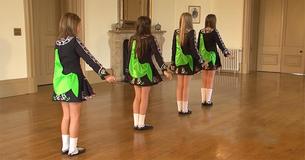 Quatre jeunes filles talentueuses illuminent la salle avec un spectacle de danse irlandaise