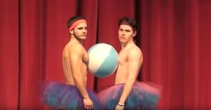 "Strandbal" dans van tieners zorgt voor komische noot bij talentenjacht