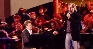 Andrea Bocelli zingt ontroerende live versie van een hit van Elvis