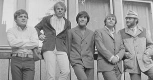 The Beach Boys zingen in perfecte harmonie en zetten daarbij moderne 'autotune' zangers te kijk