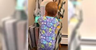 Baby begint te draaien en te schudden als mama muziek aanzet