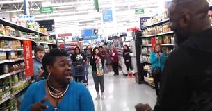 Un couple d'étrangers forment un magnifique duo au milieu d'un magasin