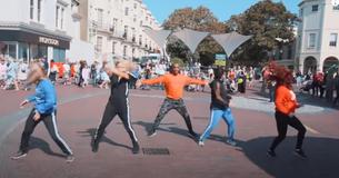 Des danseurs présentent une incroyable foule éclair sur le thème des années 80 à Seaside Town