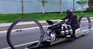 Une moto à moteur d'avion avec des roues sans moyeu pour la conduite