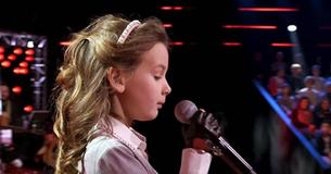 Une jeune fille épate tout le public avec sa performance émouvante de chant