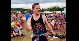 Ein Mann tanzt zu 'Uptown Funk', als ob niemand zuschaut