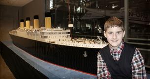 Autistische jongen overwint uitdagingen en bouwt grootste replica van Titanic van Lego