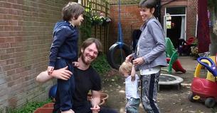 Un couple a l'intention d'élever ses enfants en "Off-Grid"