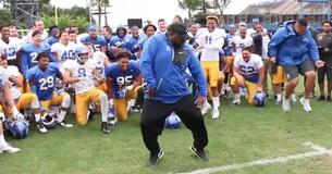 Rugbycoach danst briljant goed als team erachter komt dat hij achtergronddanser bij MC Hammer was