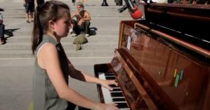 Une femme offre une performance époustouflante d'un classique de Queen