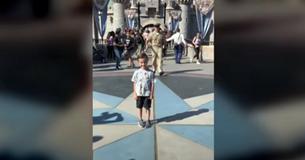 Jongetje staat in Disneyland te poseren als ze zijn vader zien die bij de marine zit, die stiekem naar hem toe komt lopen