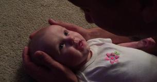 Papa's zang haalt diepe emoties in baby naar boven
