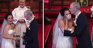 Un mariée confuse ne comprend pas pourquoi son futur mari essaye de retarder la cérémonie jusqu'à ce qu'il la conduise sur le balcon
