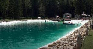 Un homme construit une piscine de 1 200 m3 pour sa famille et le résultat est incroyable