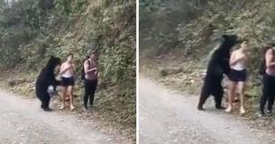 Vrouw neemt selfie tijdens een ontmoeting met een zwarte beer