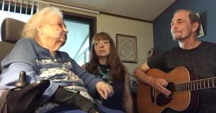 93 jaar oude oma zingt prachtig gospellied met haar familie op gitaar