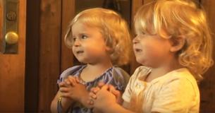 Un papa apprend à ses filles jumelles à prier, mais les filles décident d'en faire leur propre version