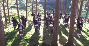 Doedelzakspelers vullen bos met hartverwarmende 
klanken van "Fight Song"