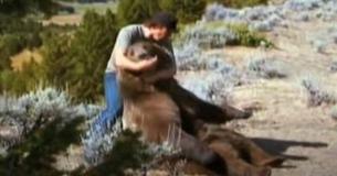 Un homme élève un grizzly pour en faire son ami proche