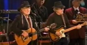 Des décennies après leur libération, Willie Nelson et Merle Haggard se sont réunis pour le duo "Pancho & Lefty"