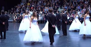 Des étudiantes présentent un impressionnant numéro de danse traditionnelle pour leur bal de fin d'année