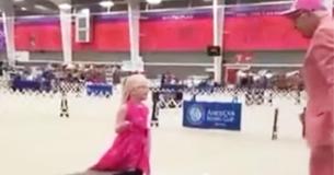 Le juge d'une exposition canine demande à une fille autiste de présenter son chien en peluche