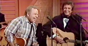 Roy Clark en Johnny Cash leggen kijkers in een deuk met hun vreugdevolle duet