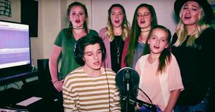 Un frère et ses sœurs interprètent ensemble un incroyable mashup de "Hallelujah" et "Amazing Grace"