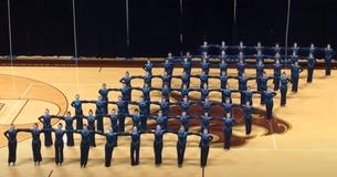 Les Southlake Carroll Varsity Emerald Belles exécutent une chorégraphie de haut niveau lors de la compétition de danse ShowMakers 2018