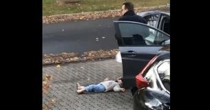 Un père résout le refus de son enfant de marcher d'une manière très comique