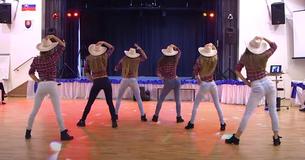 Kuusi cowgirlsia dominoi tanssilattiaa mainioilla countryhenkisillä tanssiliikkeillä