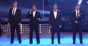 Vier knappe mannen leveren zwoele versie van Dolly Parton/Whitney Houstonhit