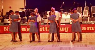 Quatre couples se tiennent sur scène et vole la vedette avec leur performance de dance