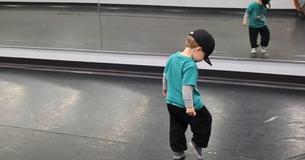 2-jarige doet hip-hop-dansroutine met stijl