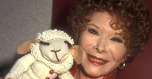 En l'honneur de la ventriloque bien-aimée Shari Lewis et du célèbre personnage de marionnette Lamb Chop