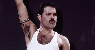  Rocksänger klingt genau wie Freddie Mercury, als er Queen's "We are the Champions" perfekt singt 