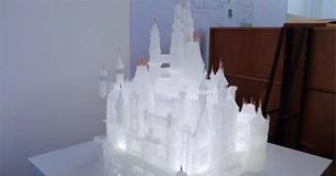Due bambini corrono nel museo e distruggono la scultura in vetro del castello della Disney del valore di €53.715