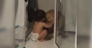 Un bambin réconforte son chien pendant un orage