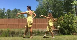 Une mère et sa fille se lancent à fond sur Internet avec une représentation de « Footloose »