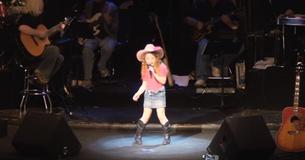Jonge cowgirl wint harten met haar gejodel