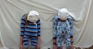 Dos niñas de 5° grado hacen un divertido "sketch" en un concurso de talentos