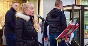 Une enfant de 11 ans chante un classique d'Elvis au coin de la rue