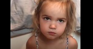 Le voyage d'une fille de 2 ans pour son premier vol fait sensation sur Internet
