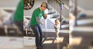 Une petite fille apprend à son père à exécuter son pas de danse irlandais préféré
