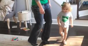 Une mignonne petite fille de deux ans apprend à son père à faire du stepdance irlandais !