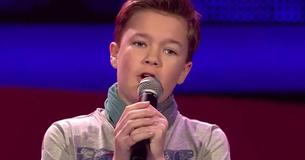 Un garçon commence à chanter "Hallelujah" et deux filles le rejoignent pour une performance incroyable
