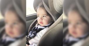 Un adorable jeune mélomane attend  le lancement de la chanson de Bruno Mars