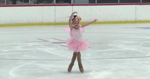 Une championne de patinage âgée de 4 ans vole la vedette avec "Dance Of The Sugar Plum Fairy" (La danse de la fée des prunes à sucre)