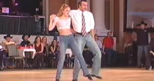 Un couple hypnotise toujours le public avec leur performance de danse Honky Tonk